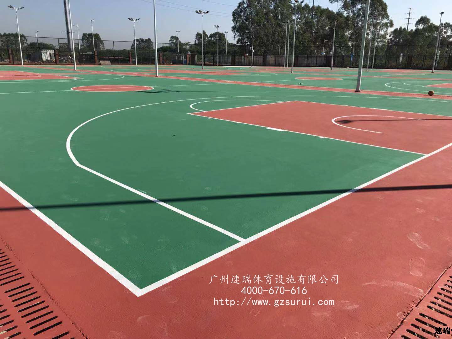 廣州增城黃崗中學(xué)15000平方丙烯酸籃球場排球場工程竣工“速瑞體育”